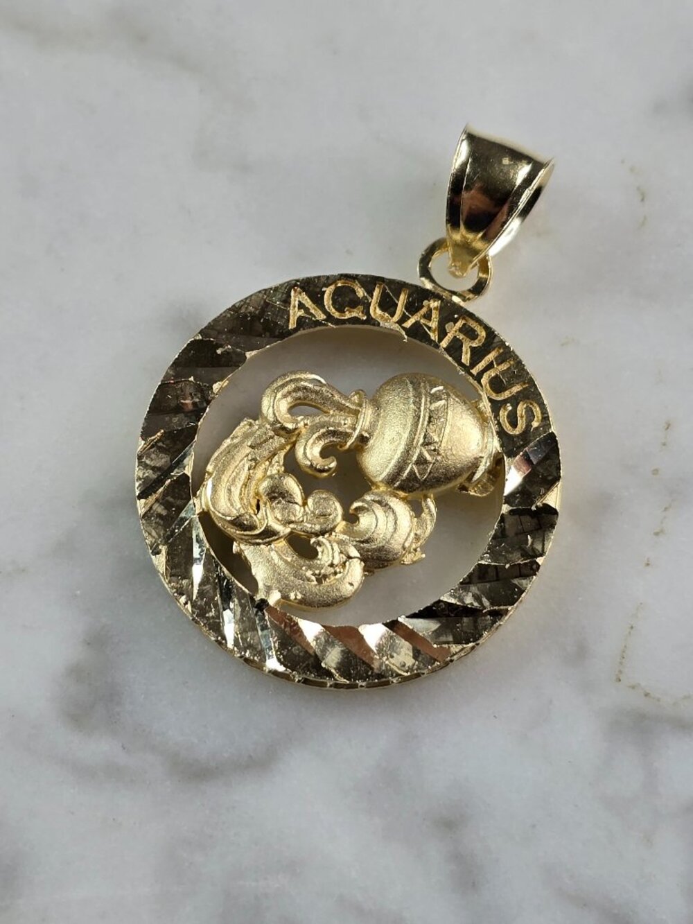 Womens Vintage Estate Gold Tone Zodiac Aquarius Pendant E2372